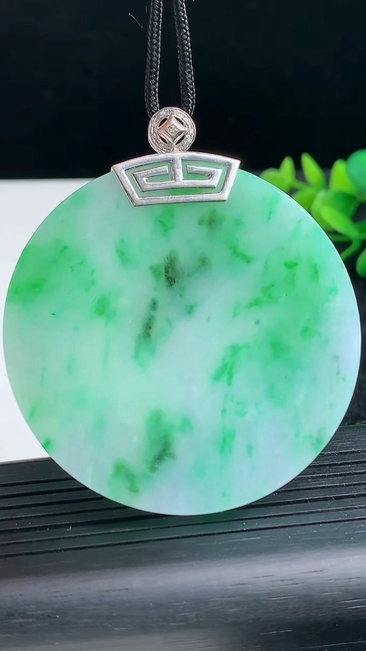 天然A货翡翠无事牌吊坠尺寸55-5.1重量:44.89g
3月25日