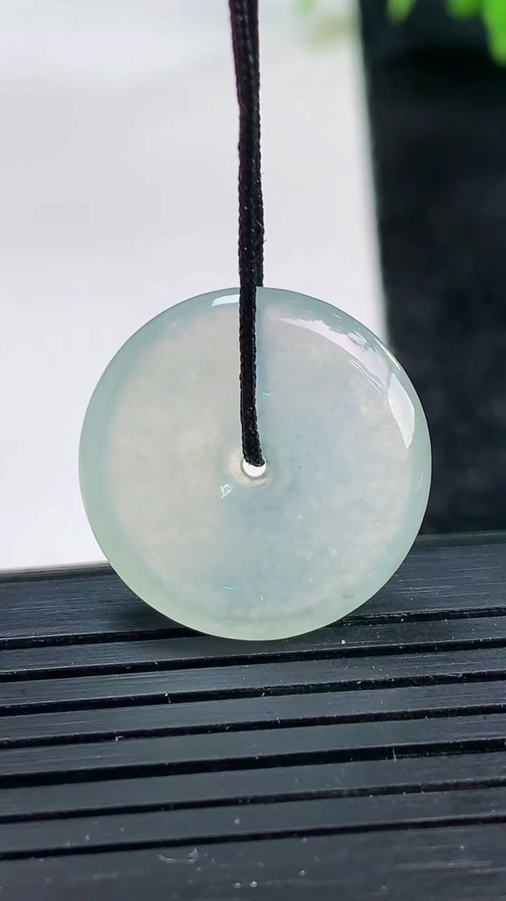 天然A货翡翠平安扣吊坠尺寸20.6-3.8重量:3.59g
3月25日