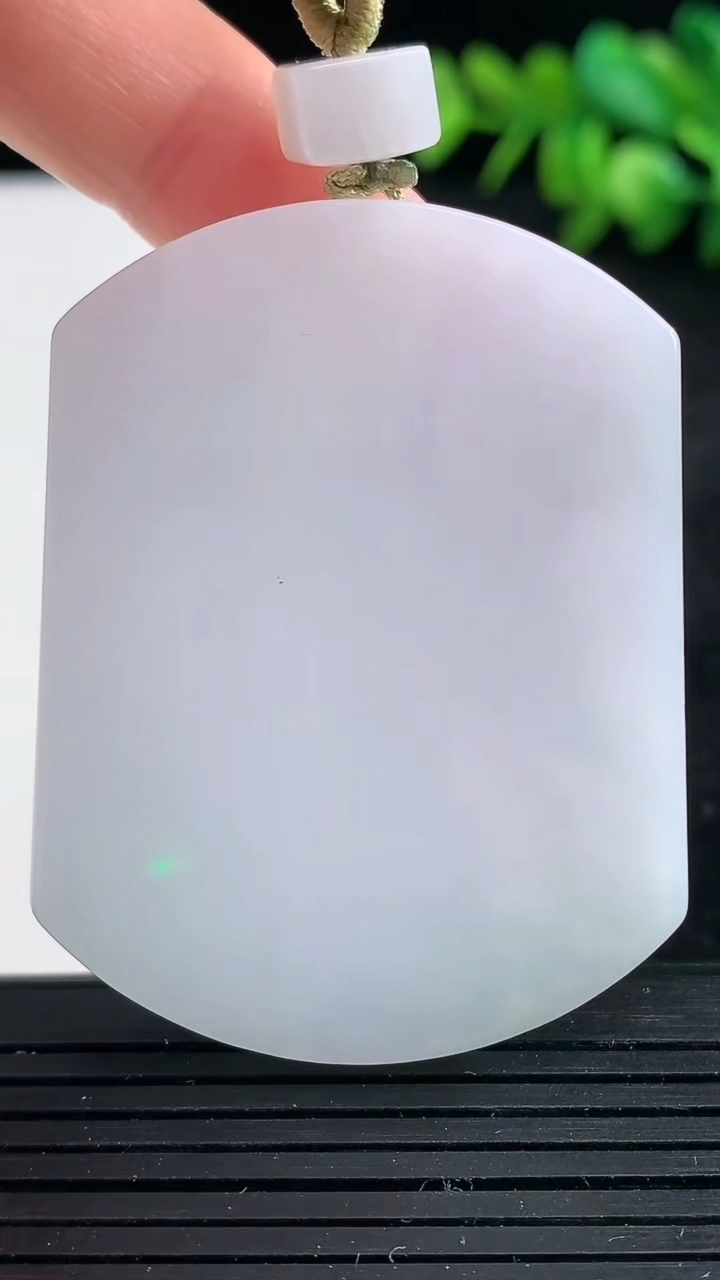 天然A货翡翠紫罗兰无事牌吊坠尺寸50.4-38.9-5.8重量:34.60g
3月25日