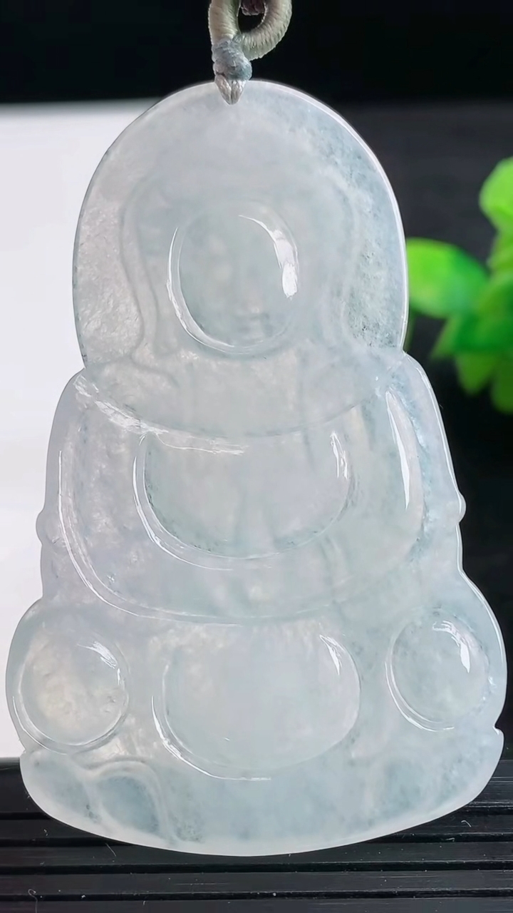 天然A货翡翠观音菩萨吊坠尺寸60.5-39.3-4.3重量:18.93g
3月25日