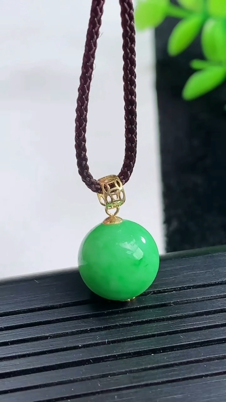 天然A货翡翠圆珠吊坠尺寸11.2重量:2.73g
3月25日