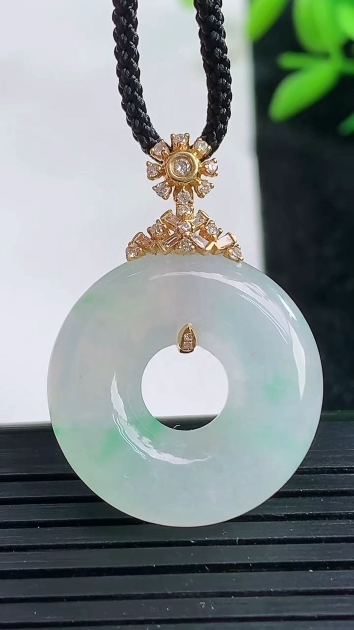 天然A货翡翠平安扣吊坠尺寸22.5-6.2重量:7.35g
3月25日