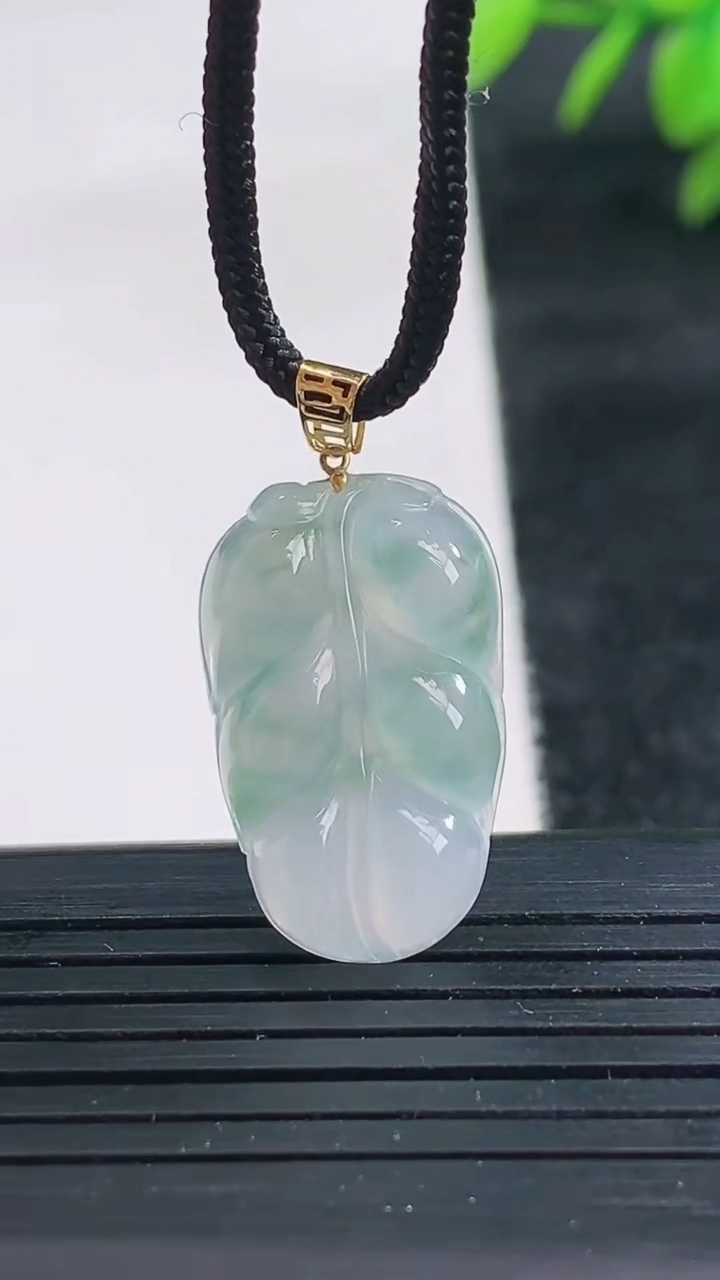 天然A货翡翠18K金飘花金枝玉叶 叶子吊坠尺寸22.3-13.7-4.9重量:2.97g
3月25日