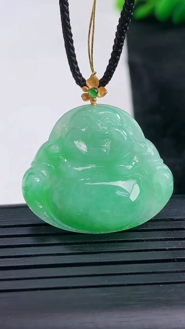 天然A货翡翠佛公吊坠尺寸25.1-29.6-6.1重量:7.07g
3月25日