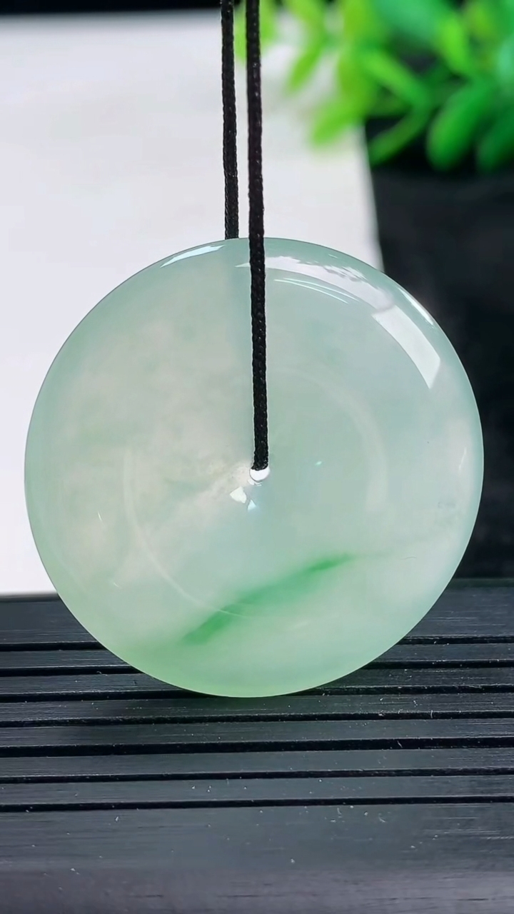 天然A货翡翠平安扣吊坠尺寸32.7-5.8重量:12.46g
3月25日