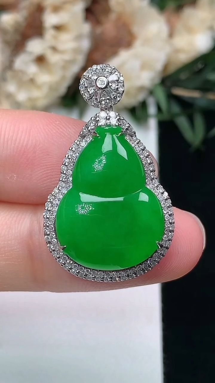 天然A货翡翠葫芦吊坠，尺寸29.4-17.8-8.2，裸石18.9-14.3，重量:4.42g
3月