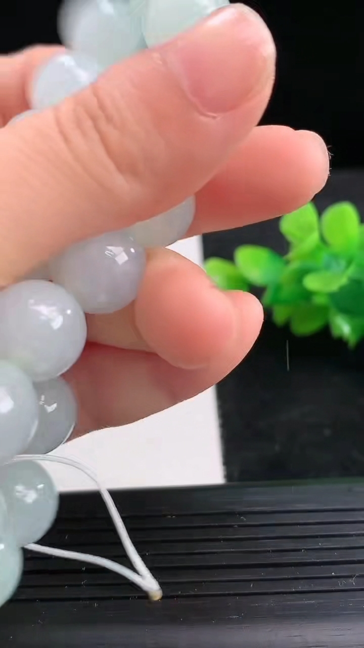 天然A货翡翠圆珠手串尺寸12.4-16颗重量:53.49g3月25日
工厂直销收藏佳品,种好水足，色泽均匀，有种有色，上手高大气！