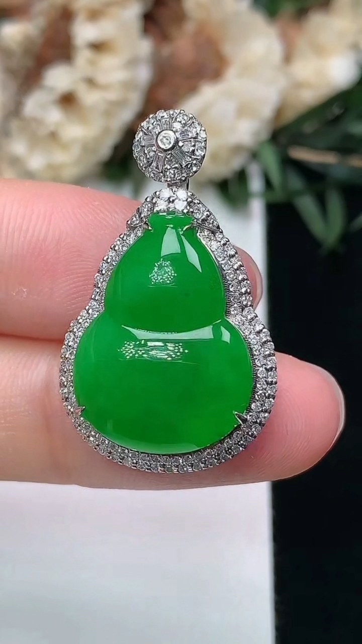 天然A货翡翠葫芦吊坠，尺寸29.4-17.8-8.2，裸石18.9-14.3，重量:4.42g
3月25日