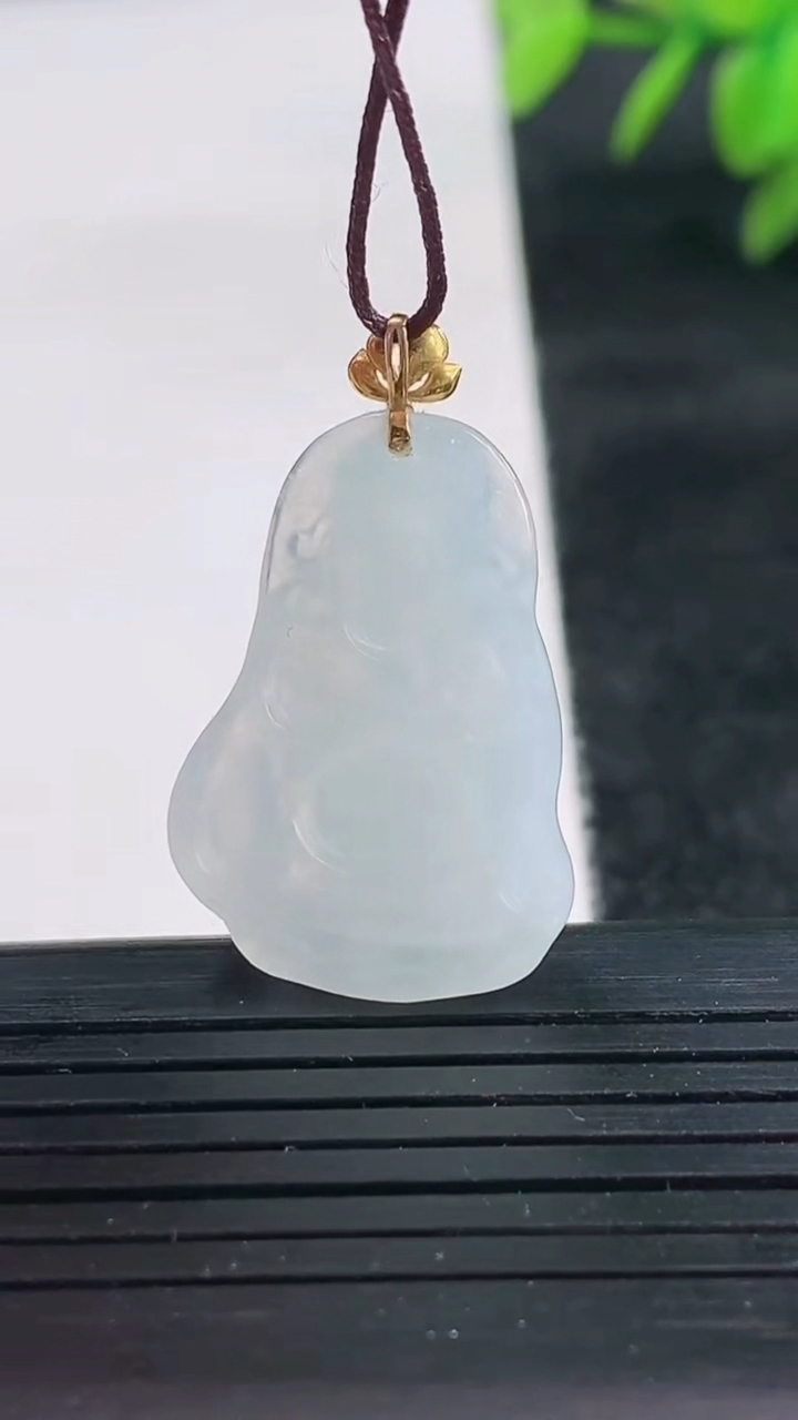 天然A货翡翠财神爷吊坠尺寸24.8-16.5-4.4重量:3.44g
3月25日