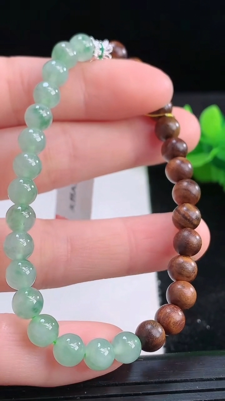 天然A货翡翠檀香圆珠手串尺寸5.7重量:7.77g3月25日
工厂直销收藏佳品,种好水足，色泽均匀，有种有色，上手高大气！