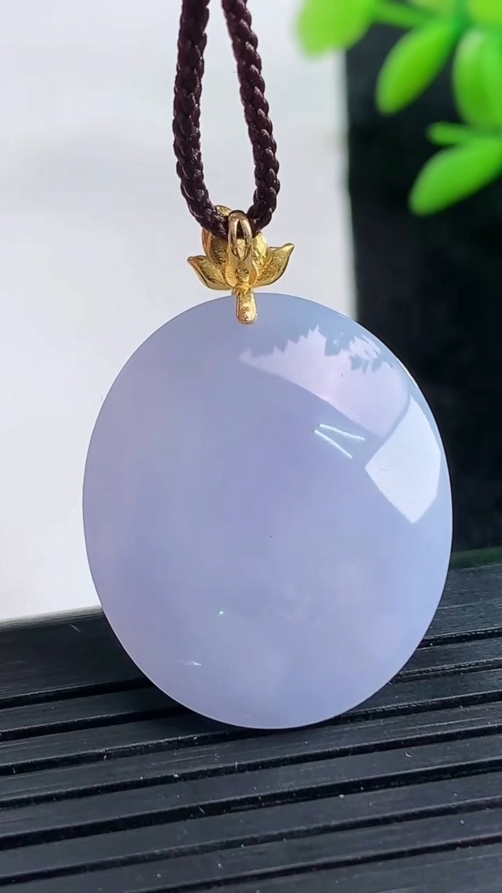 天然A货翡翠18K金紫罗兰蛋面吊坠尺寸26.4-22.1-11.4重量:10.91g
3月25日