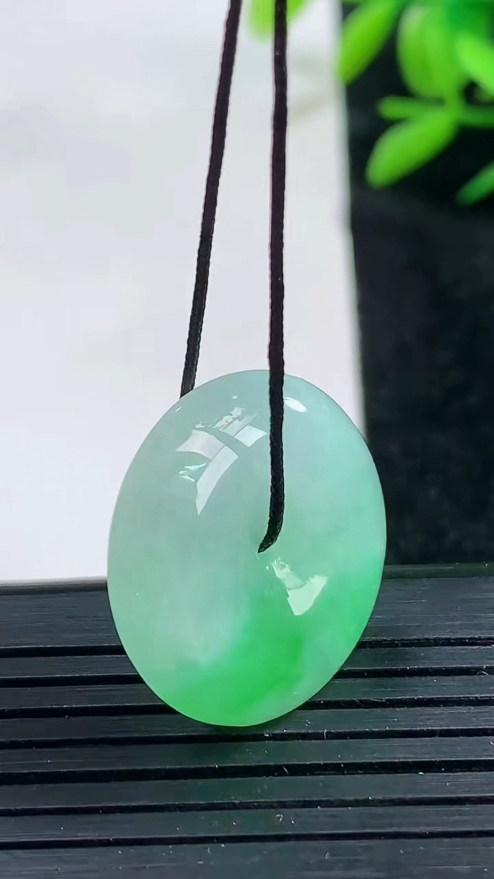 天然A货翡翠平安扣吊坠尺寸21.3-5.8重量:5.74g
3月25日