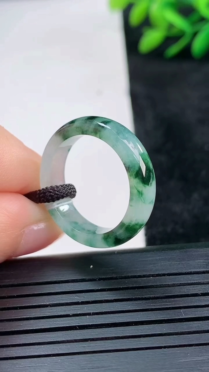 天然A货翡翠飘花指环戒指尺寸18.1-5.5-3.1重量:3.48g2026年3月25日
工厂直销收