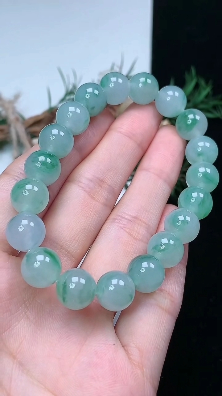 天然A货翡翠圆珠手串，尺寸10-19颗，重量:33.29g3月25日
工厂直销收藏佳品,种好水足，色泽均匀，有种有色，上手高大气！