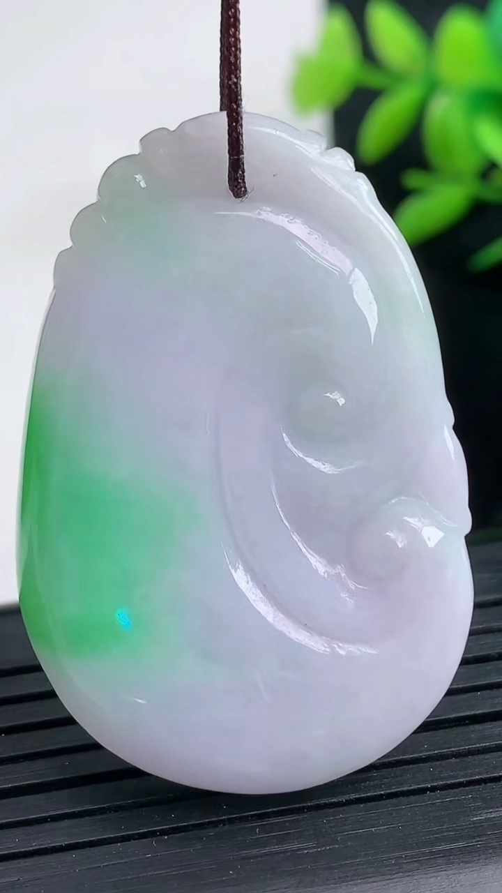 天然A货翡翠如意吊坠尺寸43.7-29.4-5.6重量:15.84g
3月25日