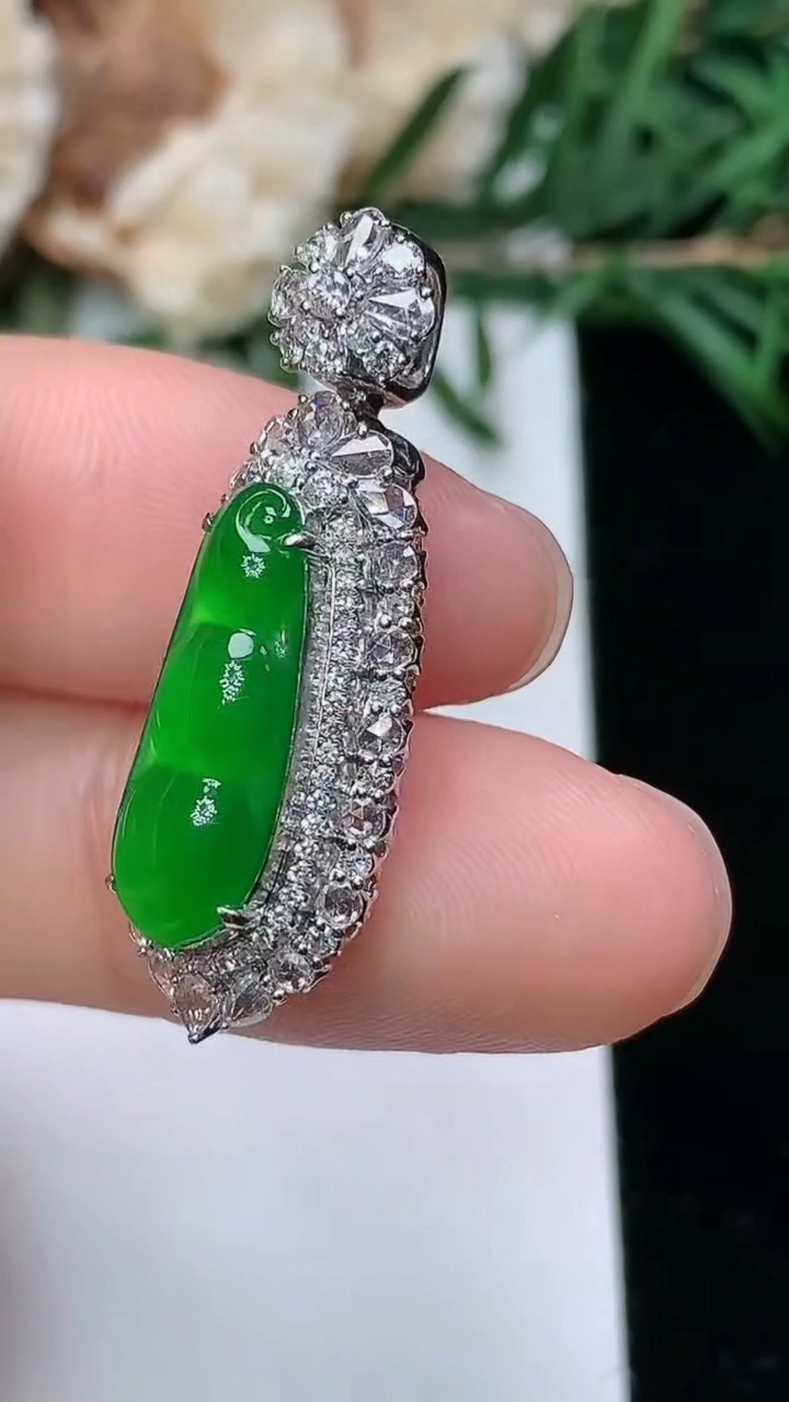 天然A货翡翠福豆吊坠，尺寸30.6-10.7-9.3
3月25日