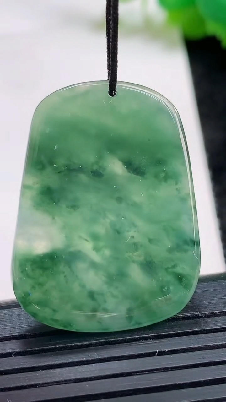 天然A货翡翠牌吊坠尺寸33.6-25.6-4.3重量:8.84g
3月25日