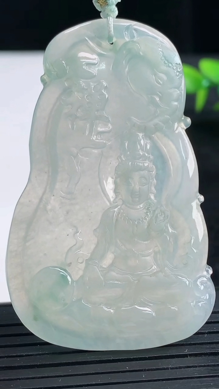 天然A货翡翠冰种飘花普贤菩萨吊坠尺寸59.7-37.8-4.3重量:19.32g
3月25日