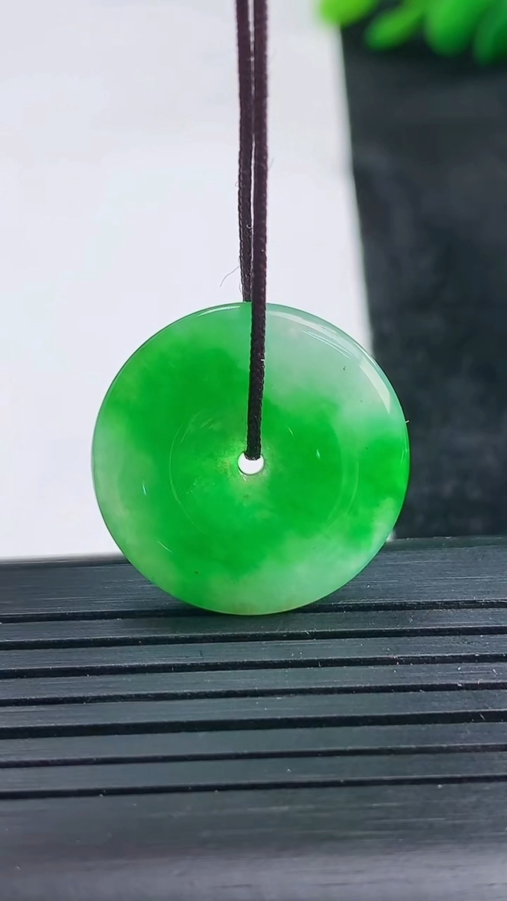 天然A货翡翠平安扣吊坠尺寸22.4-3.5重量:3.76g
3月25日