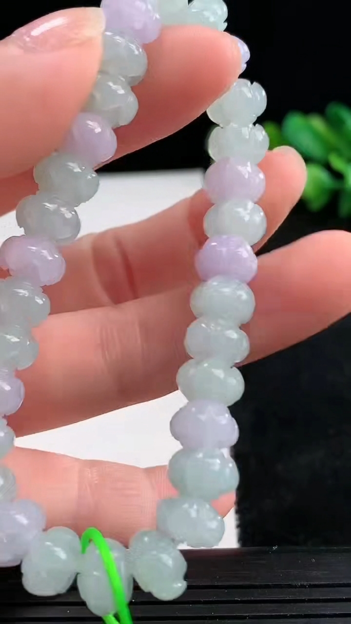 天然A货翡翠紫罗兰莲花手串尺寸8.5-5.9-30颗重量:22.26g3月25日
工厂直销收藏佳品,种好水足，色泽均匀，有种有色，上手高大气！