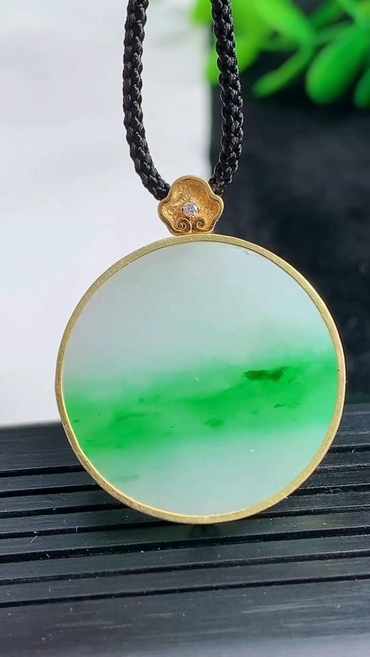 天然A货翡翠无事牌吊坠尺寸24.5-4重量:6.91g
3月25日