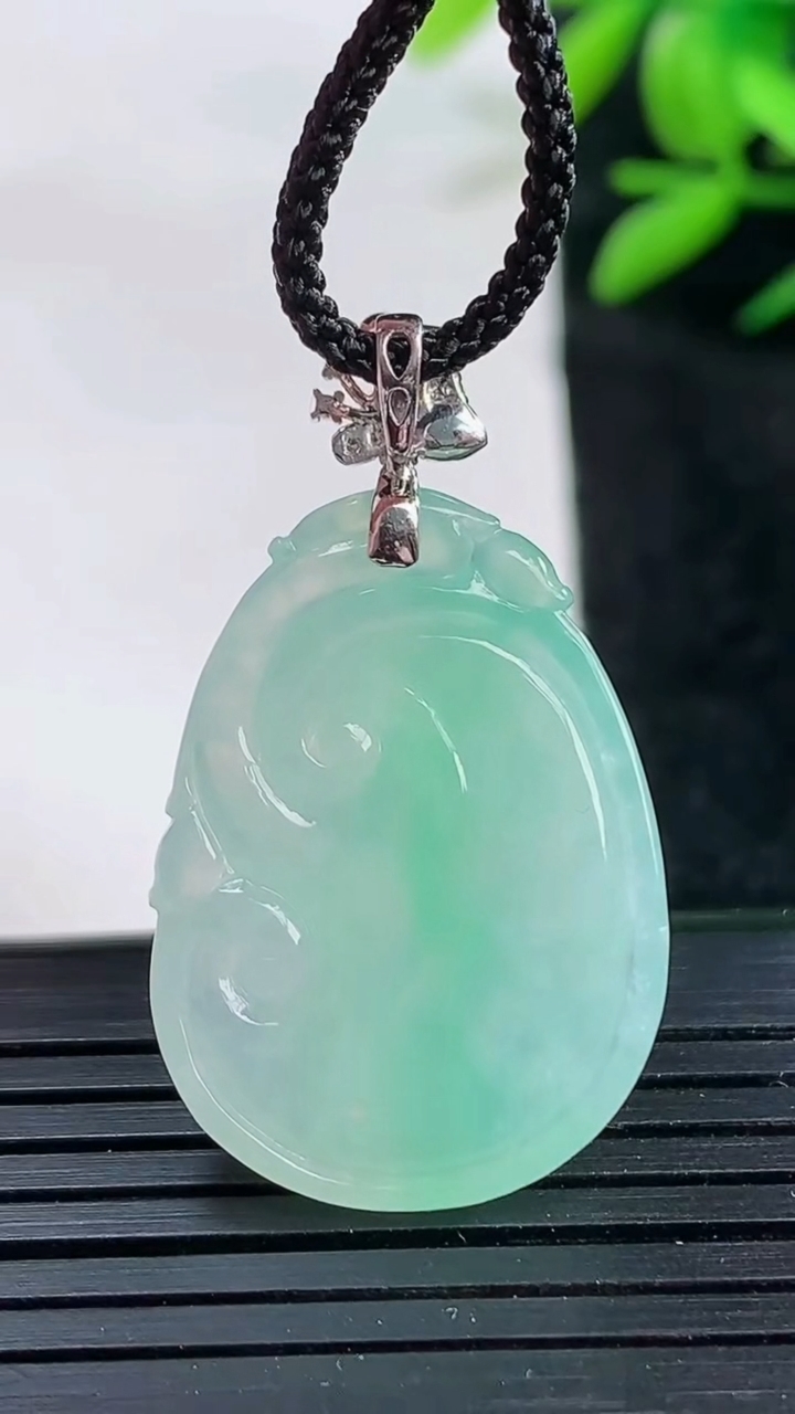 天然A货翡翠如意吊坠尺寸27.2-19.2-5.2重量:5.89g
3月25日