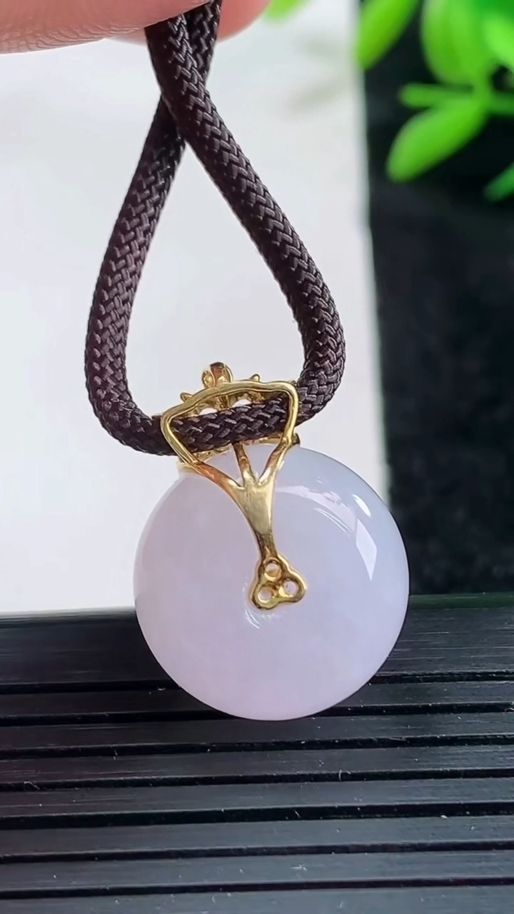 天然A货翡翠18K金紫罗兰路路通吊坠尺寸16-10.1重量:6.67g
3月25日