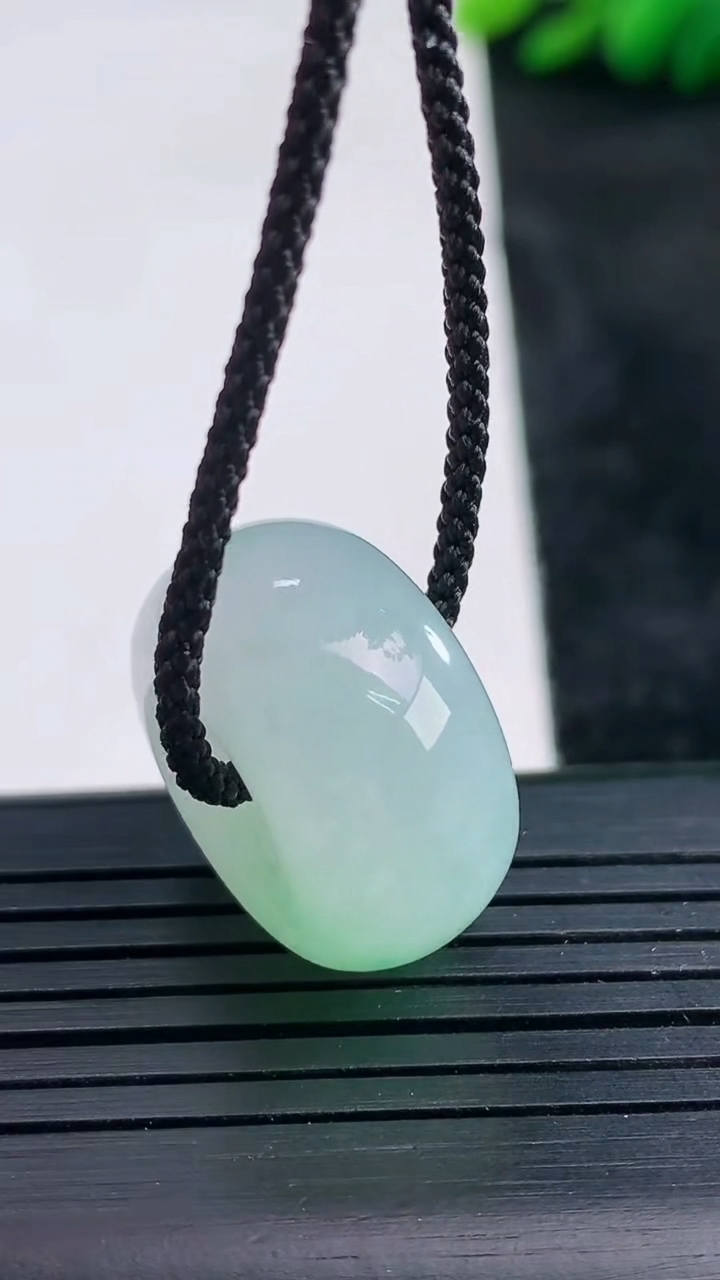 天然A货翡翠路路通吊坠尺寸21.7-11重量:11.59g
3月25日