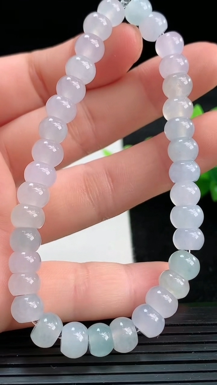 天然A货翡翠算盘珠手串尺寸6.3-4.3重量:17.72g3月25日
工厂直销收藏佳品,种好水足，色泽均匀，有种有色，上手高大气！