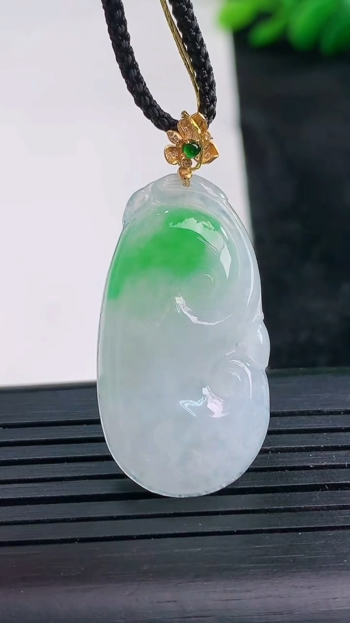 天然A货翡翠如意吊坠尺寸32-17.2-3.9重量:4.50g
3月25日