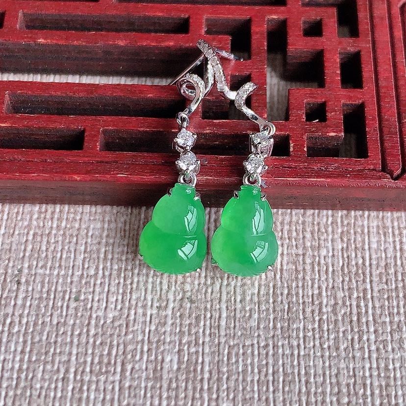 天然A货翡翠18K金伴钻镶嵌满绿葫芦耳坠 
尺寸10-6.8-5.2mm 重量3.00g 0324