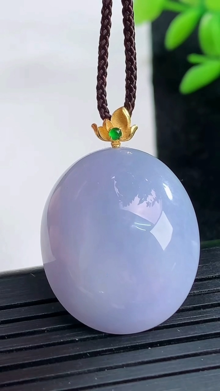 天然A货翡翠18K金紫罗兰蛋面吊坠尺寸26.4-22.1-11.4重量:10.91g
3月25日