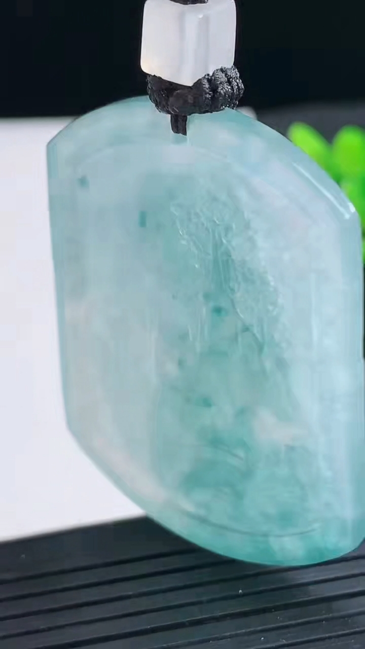 天然A货翡翠种飘花山水牌吊坠尺寸51.1-39.3-5.7重量:30.51g
3月25日