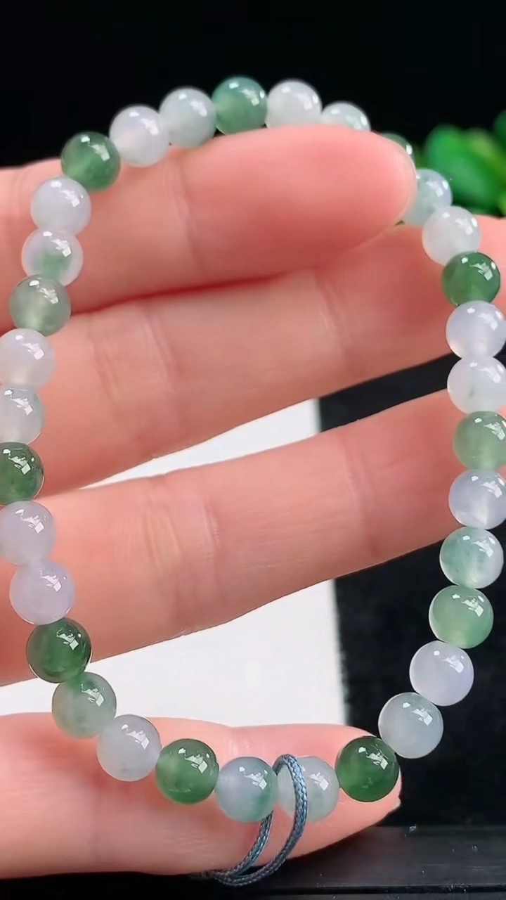 天然A货翡翠圆珠手串尺寸5.2-33颗重量:8.83g3月25日
工厂直销收藏佳品,种好水足，色泽均匀，有种有色，上手高大气！