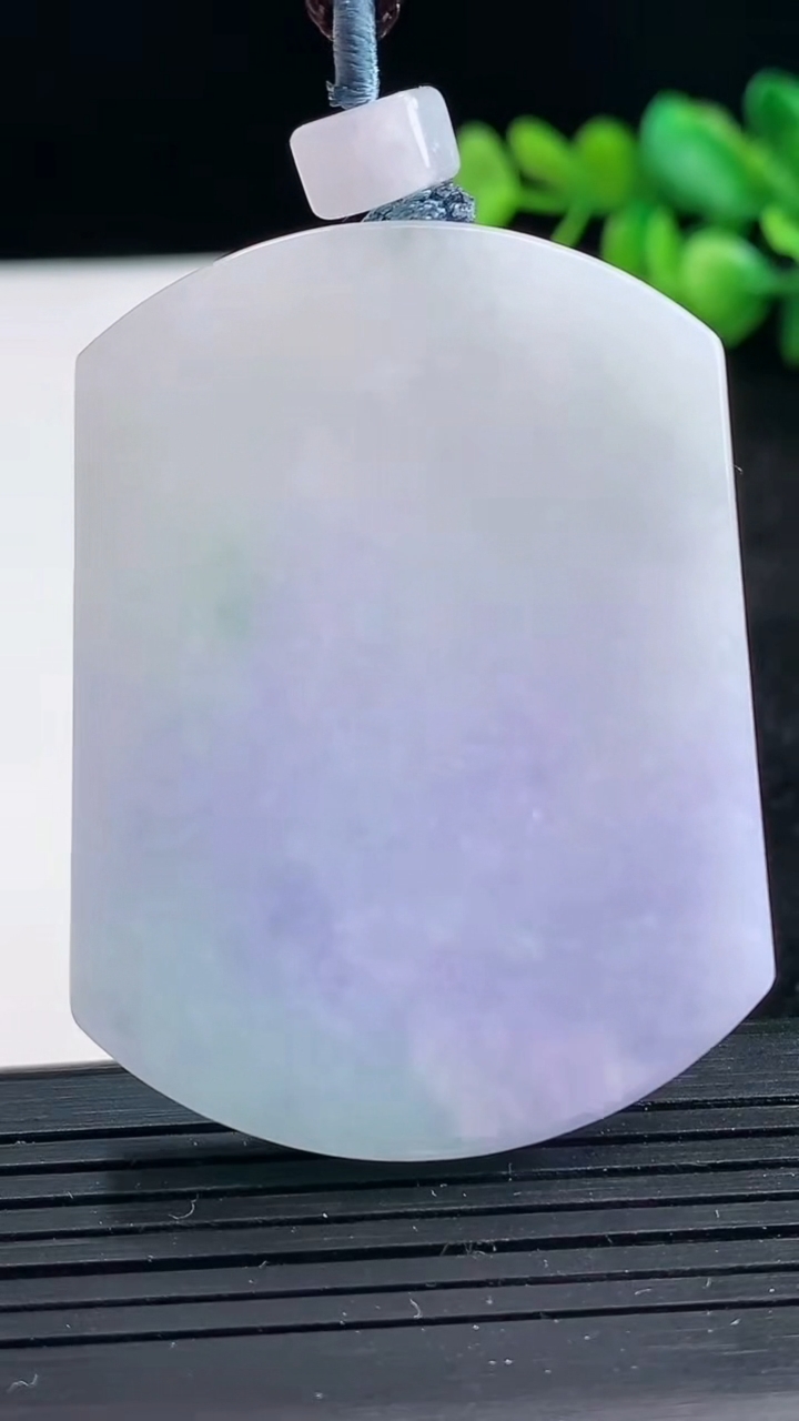 天然A货翡翠春带彩紫罗兰无事牌吊坠尺寸53.3-40.5-5.7重量:37.30g
3月25日