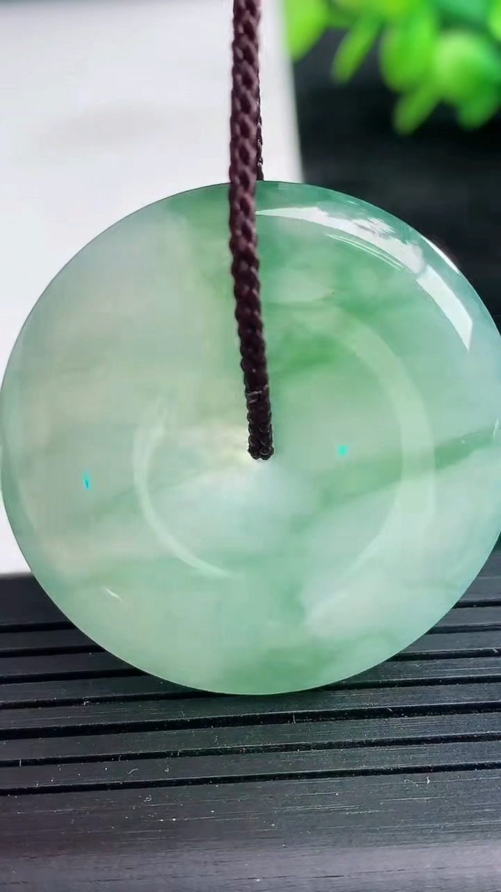 天然A货翡翠飘花平安扣吊坠尺寸36.5-6重量:17.31g
3月25日