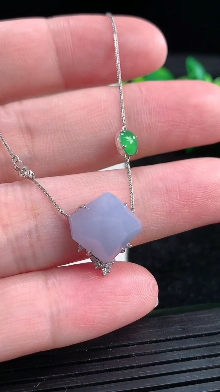 天然A货翡翠18K金紫罗兰原石吊坠尺寸13.1-13.5-8.2重量:3.60g
3月25日