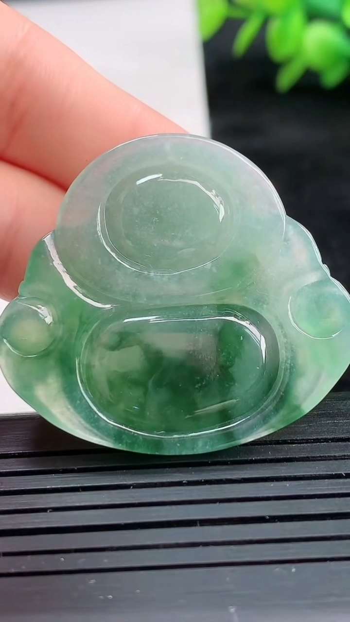 天然A货翡翠佛公吊坠尺寸35.1-39.1-5.2重量:15.38g
3月25日