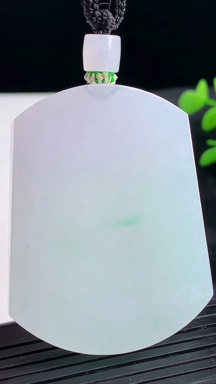 天然A货翡翠无事牌吊坠尺寸51.2-39.3-7重量:45.62g
3月25日