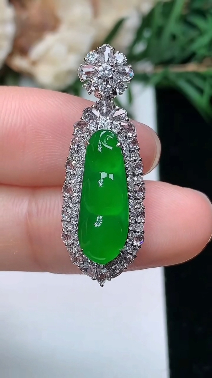 天然A货翡翠福豆吊坠，尺寸30.6-10.7-9.3
3月25日