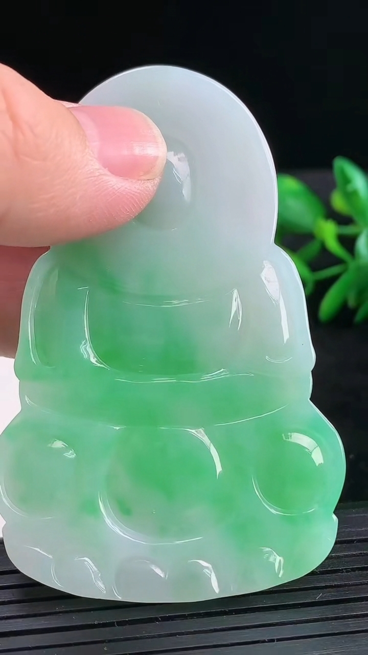 天然A货翡翠观音菩萨吊坠尺寸71.7-46.2-6.6重量:38.46g
3月25日