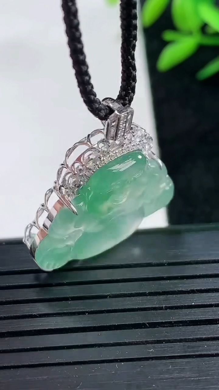 天然A货翡翠佛公吊坠尺寸27-19.8-24.3-7.3重量:3.77g
3月25日