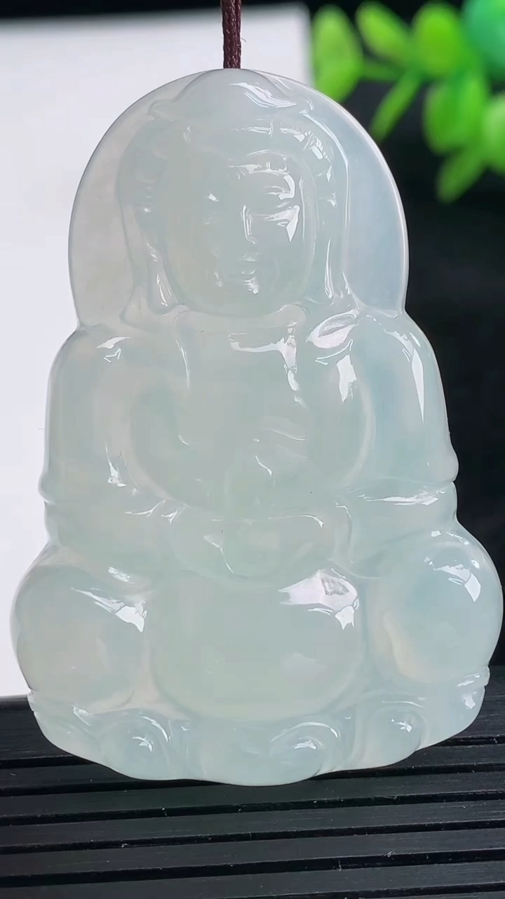 天然A货翡翠观音菩萨吊坠尺寸51.6-36.3-5.6重量:18.95g
3月25日