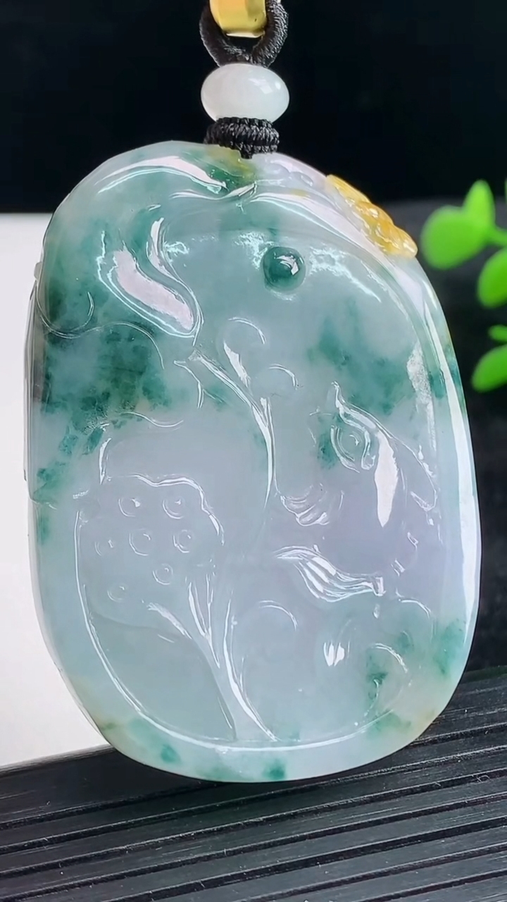 天然A货翡翠紫罗兰 飘花年年有余吊坠尺寸54.7-38-6.6重量:39.48g
3月25日