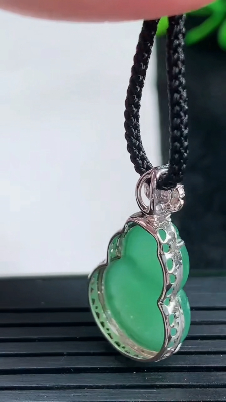 天然A货翡翠葫芦吊坠尺寸27.1-18.5-15.1-7.6重量:3.17g
3月25日