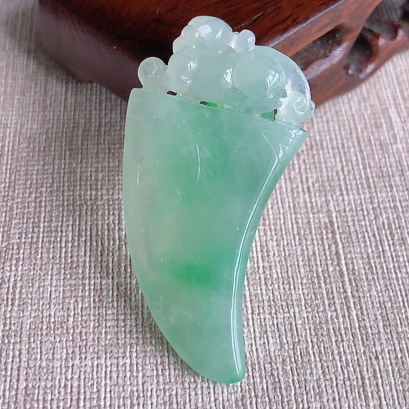 天然A货翡翠飘阳绿龙牙招财貔貅吊坠 
尺寸48.2-24-12.3mm 重量16.13g 0324