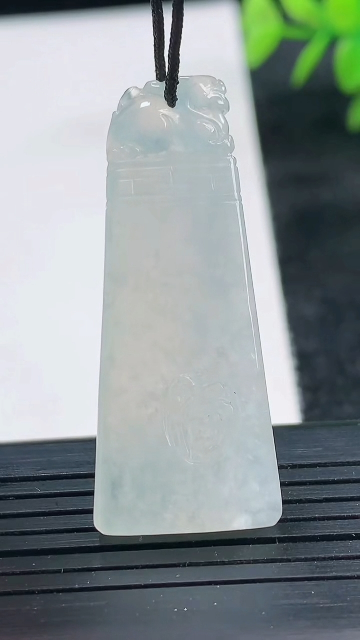 天然A货翡翠仿古无事牌吊坠尺寸41.1-16.6-5.7重量:10.25g
3月25日