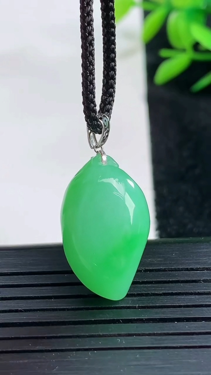 天然A货翡翠寿桃吊坠尺寸22.5-13.7-7.6重量:4.66g
3月25日