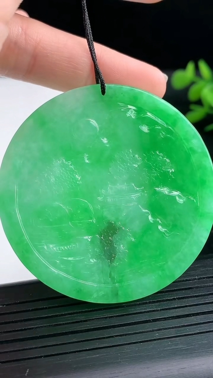 天然A货翡翠山水牌吊坠尺寸51.2-5.7重量:33.79g
3月25日