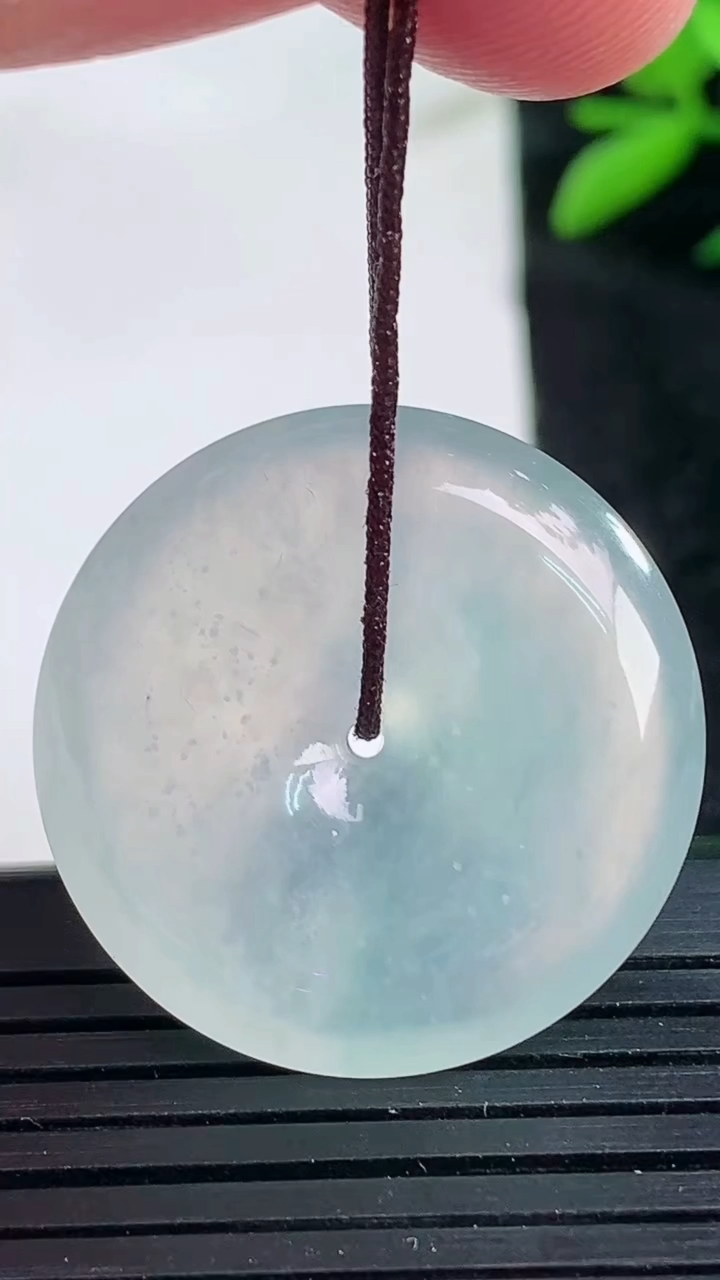 天然A货翡翠种飘花平安扣吊坠尺寸26.1-5.8重量:8.69g
3月25日